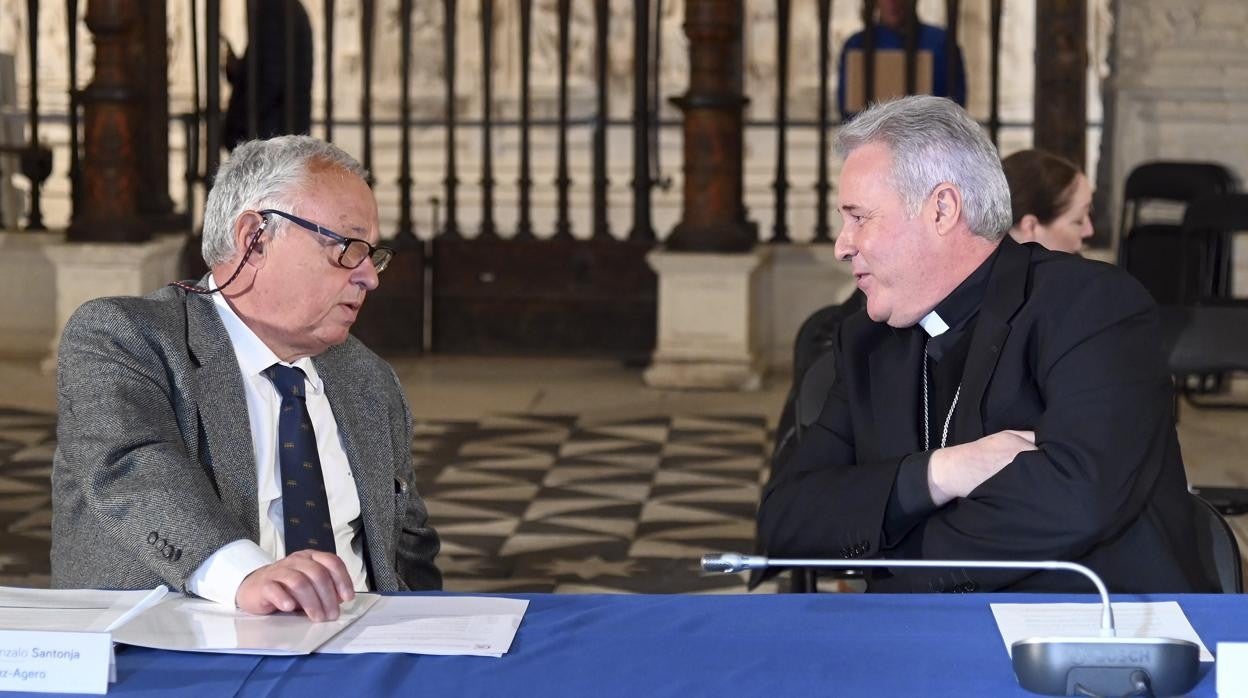 El consejero Gonzalo Santonja y el arzobispo de Burgos, Mario Iceta, durante la presentación de la iniciativa