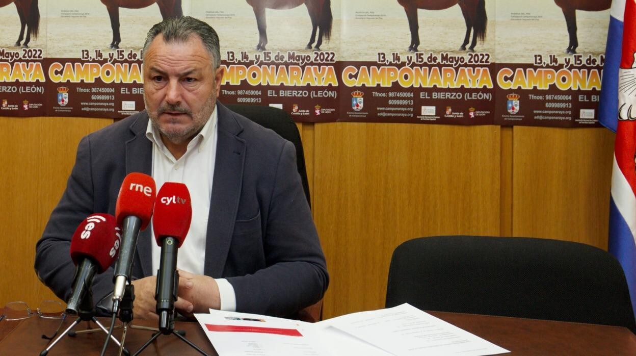 El alcalde de Camponaraya (León), Eduardo Morán, durante la presentación de la XXIV Feria de Caballos de Pura Raza Española, que se celebrará los días 13, 14 y 15 de mayo