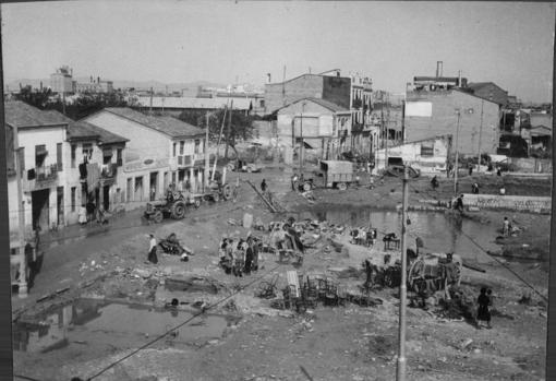 Imagen de archivo de los daños en la ciudad de Valencia tras la riada del 14 de octubre de 1957