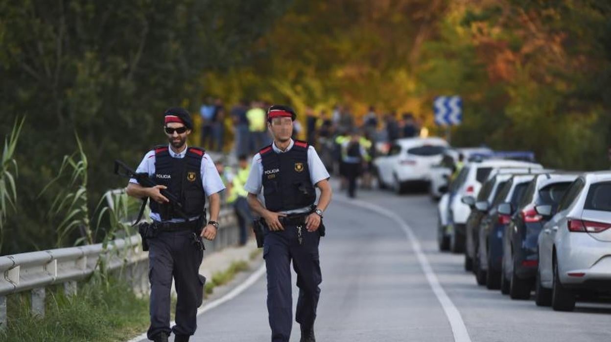 Dos agentes de los Mossos en el camino de Subirats donde abatieron al autor del atropello en Las Ramblas / INÉS BAUCELLS