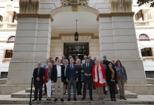 Foto institucional de la visita del consejero andaluz a Alicante