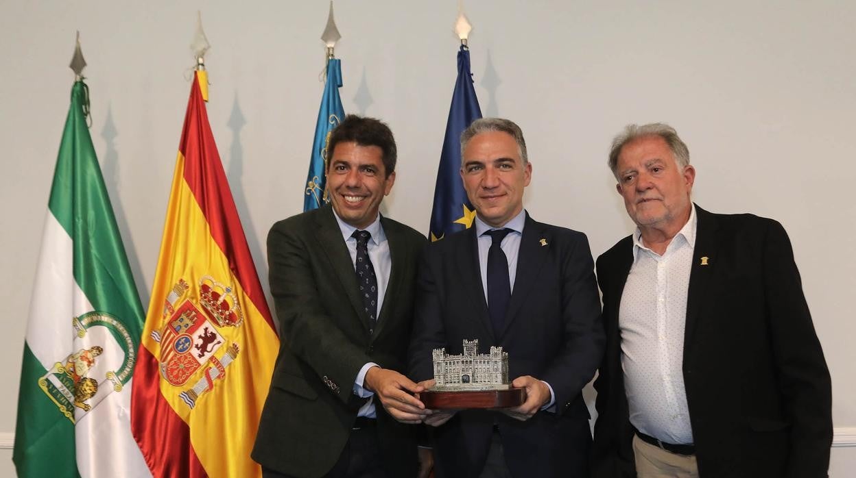 Elías Bendodo y Carlos Mazón sostienen una reproducción del Palacio Provincial de Alicante