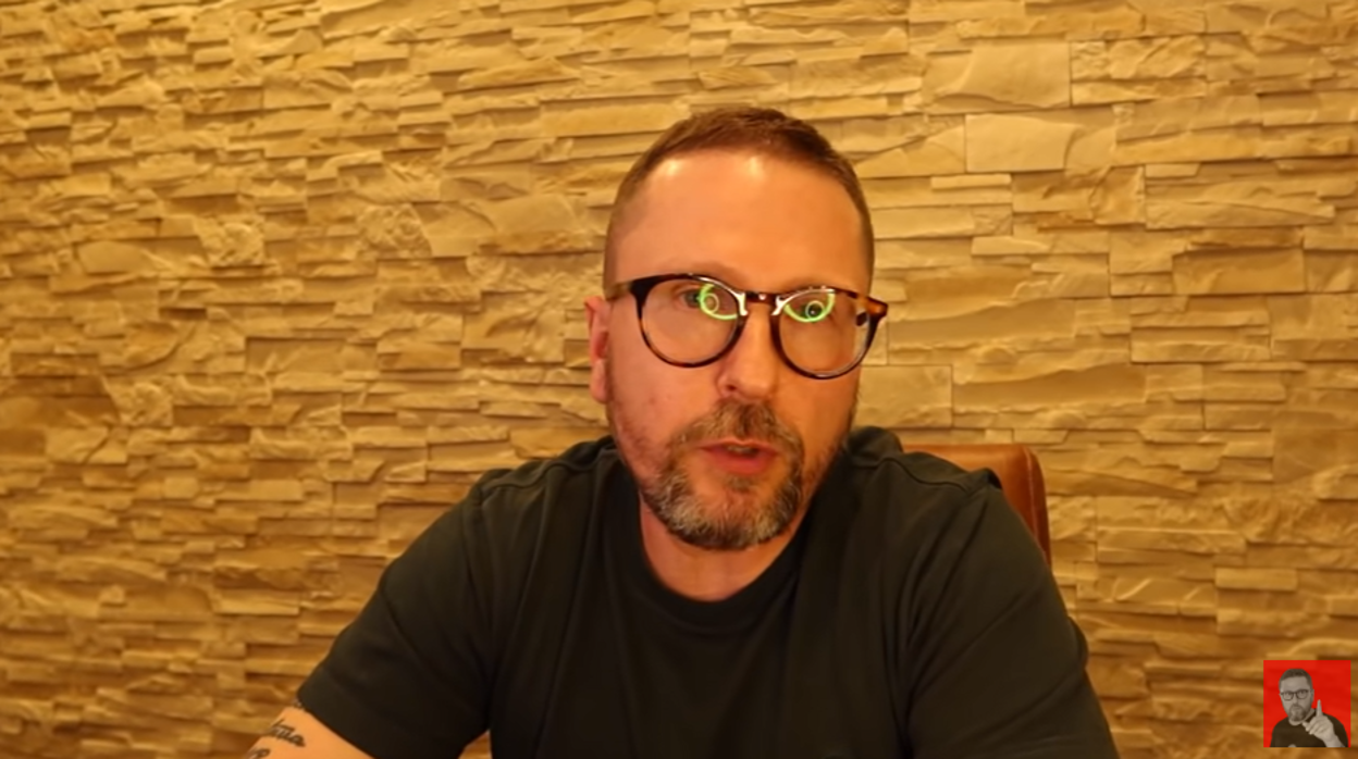 Anatolii Sharii en uno de sus videos en Youtube