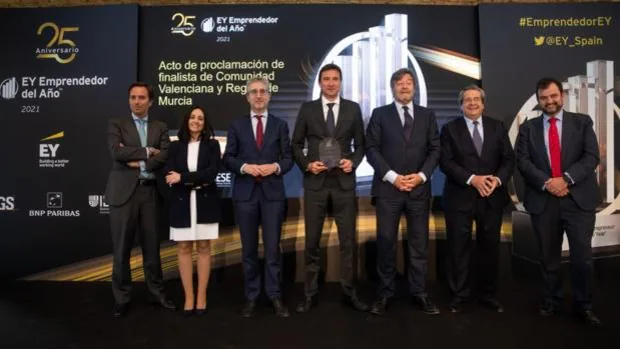 El conseller España entrega el Premio Emprendedor del Año de EY a David Salvo, de Power Electronics