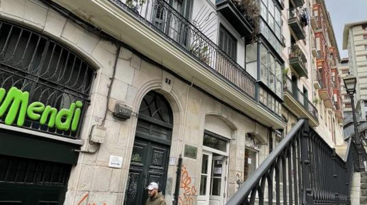 Fachada de una vivienda en el casco viejo de Bilbao