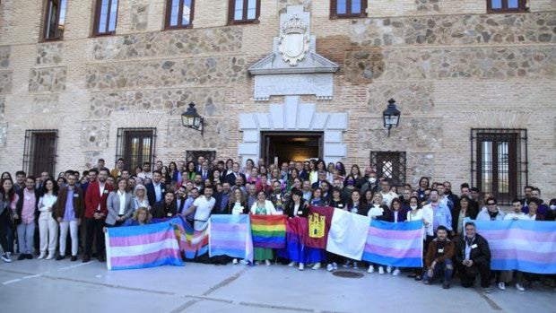 Gran ovación en las Cortes de Castilla-La Mancha al aprobarse por unanimidad la Ley LGTBI