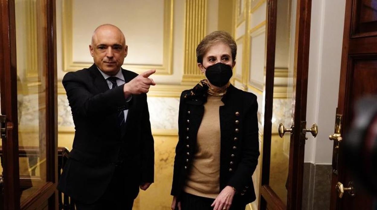 La directora del CNI, Paz Esteban, junto a Rafael Simancas a su llegada a la comisión de secretos oficiales