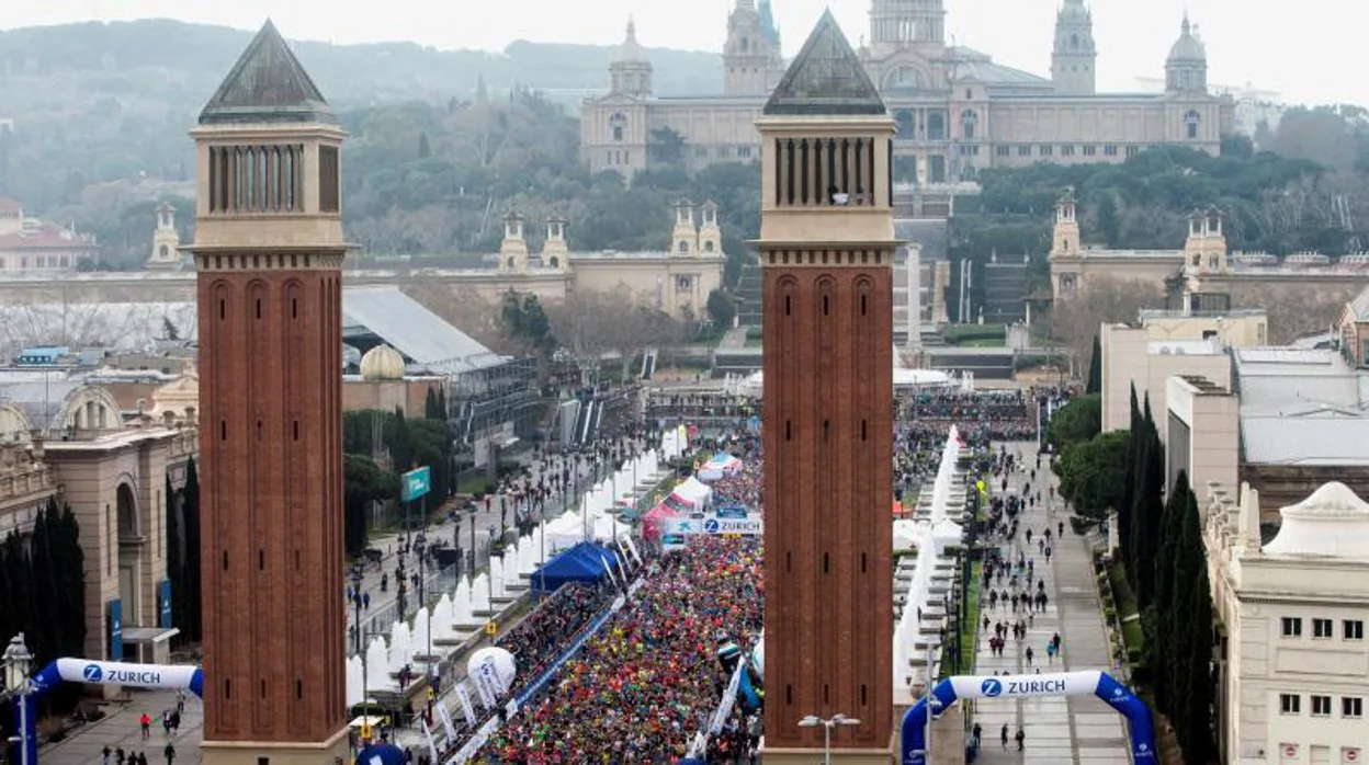 Miles de corredores durante su participación en la 40 edición de la Zurich Maratón de Barcelona