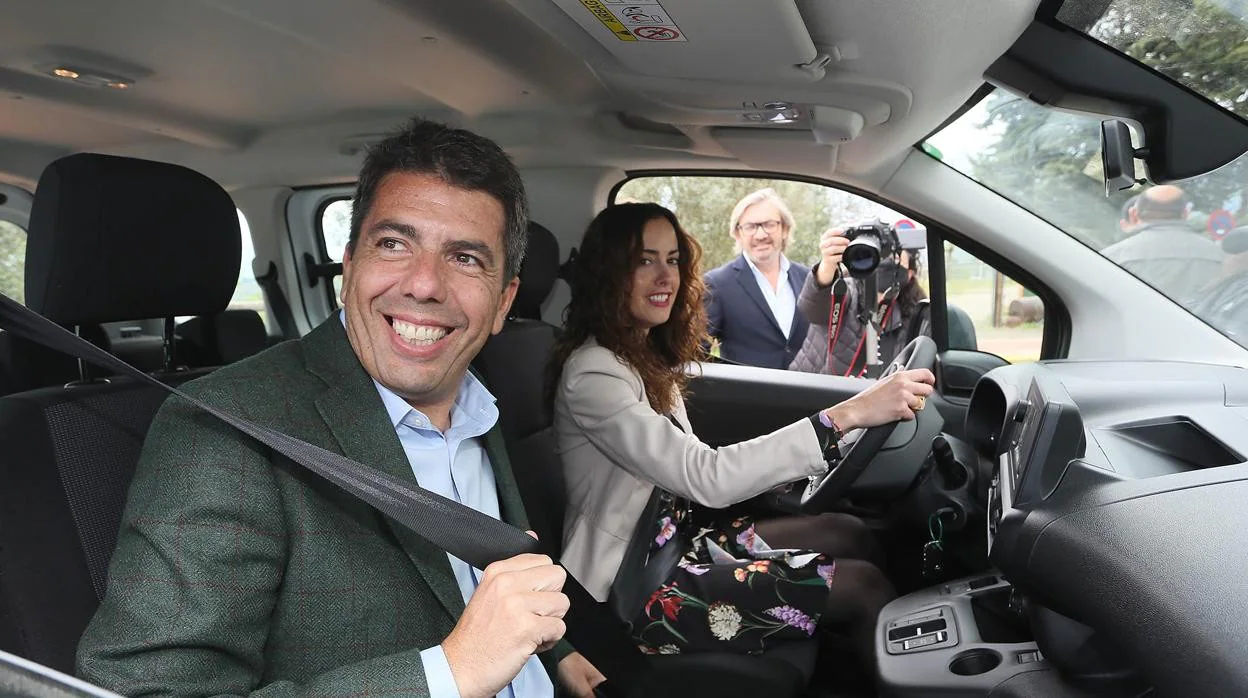 Carlos Mazón y Mireia Estepa en uno de los vehículos eléctricos entregados por la Diputación de Aiicante
