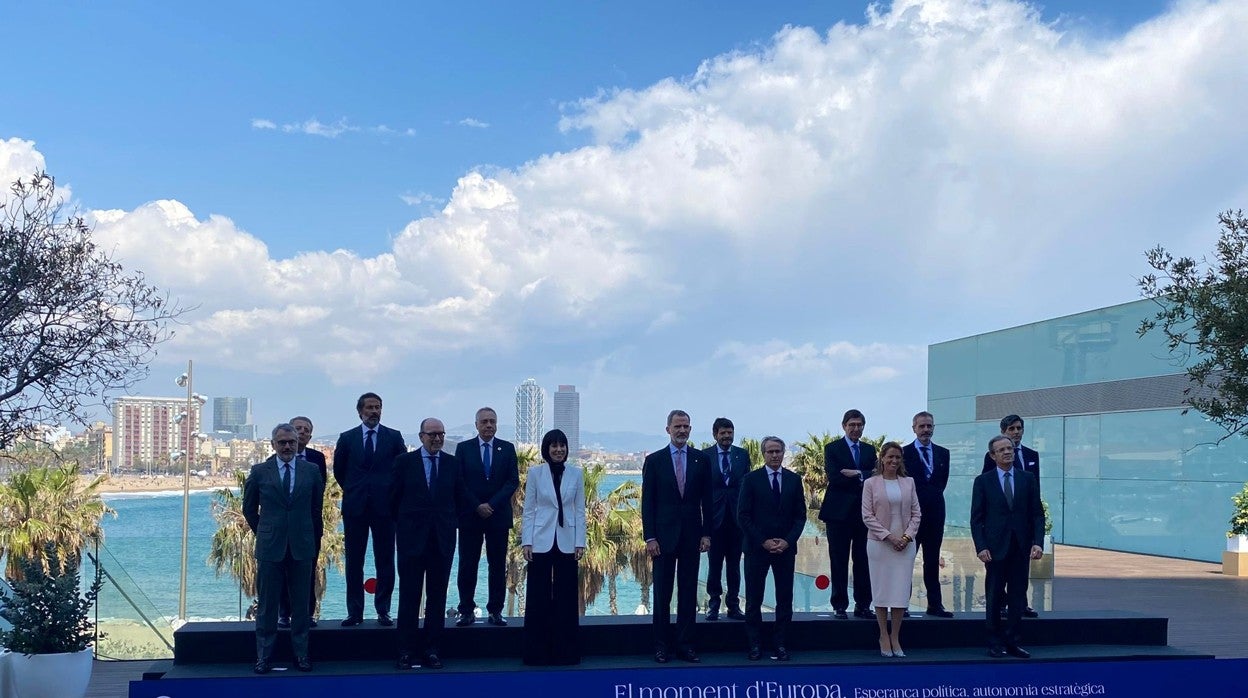 Foto de 'familia' de los representantes institucionales, con los del Círculo de Economía y el Rey, hoy, en Barcelona