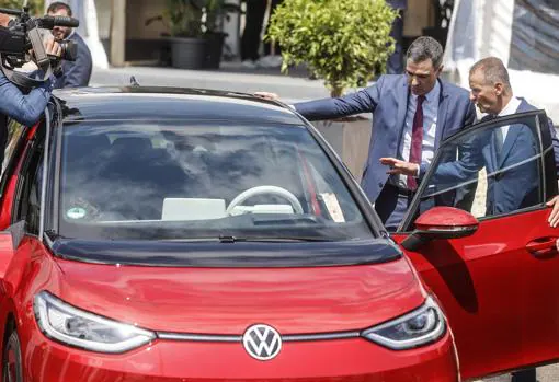 Imagen del presidente del Gobierno, Pedro Sánchez, este jueves junto al presidente de Volkswagen, Herbert Diess