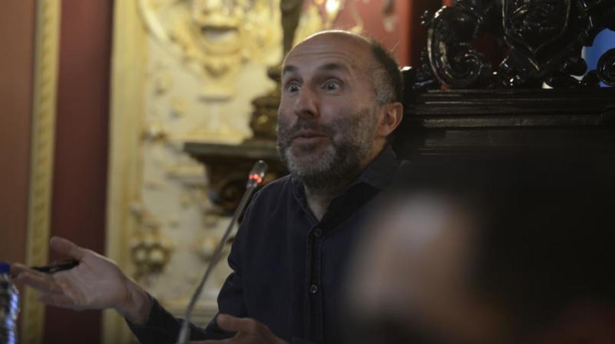 Gonzalo Pérez Jácome, alcalde de Orense, gesticula durante el pleno de este viernes