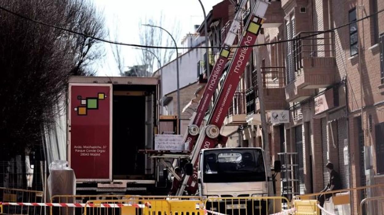 Un camión en la demolición de algunas de las casas afectadas por la línea 7B