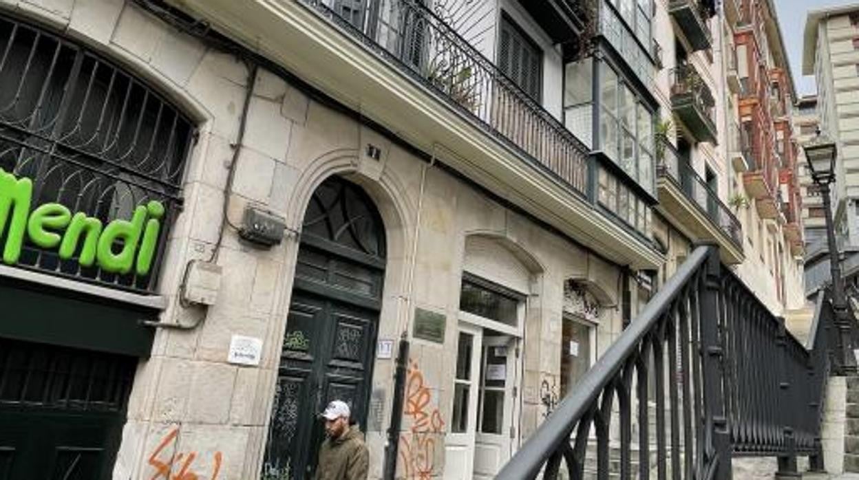 Fachada de una vivienda del casco viejo de Bilbao