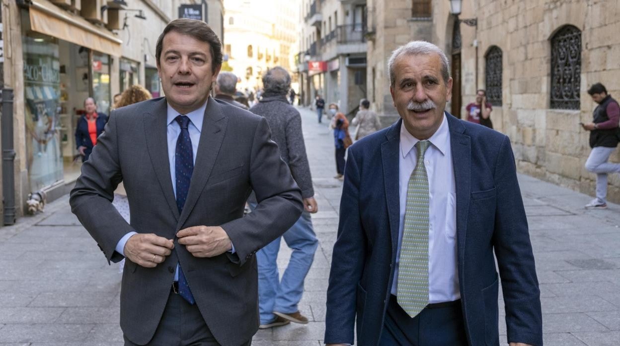 El presidente de la Junta de Castilla y León, Alfonso Fernández Mañueco, y el presidente del Consejo Consultivo, Agustín Sánchez Vega, este viernes en Salamanca