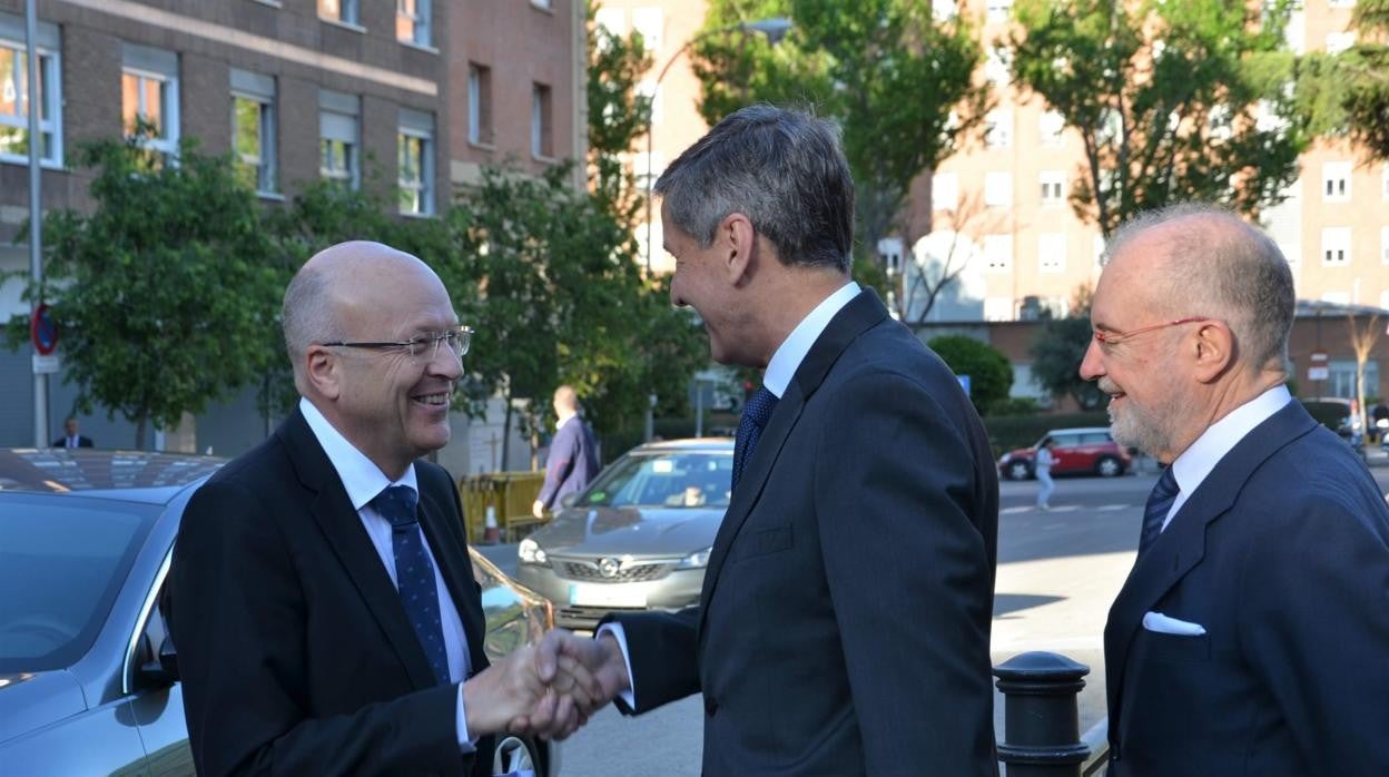 El presidente del TC, Pedro González Trevijano, recibe al presidente del TJUE, Koen Leanerts, a su llegada al Tribunal