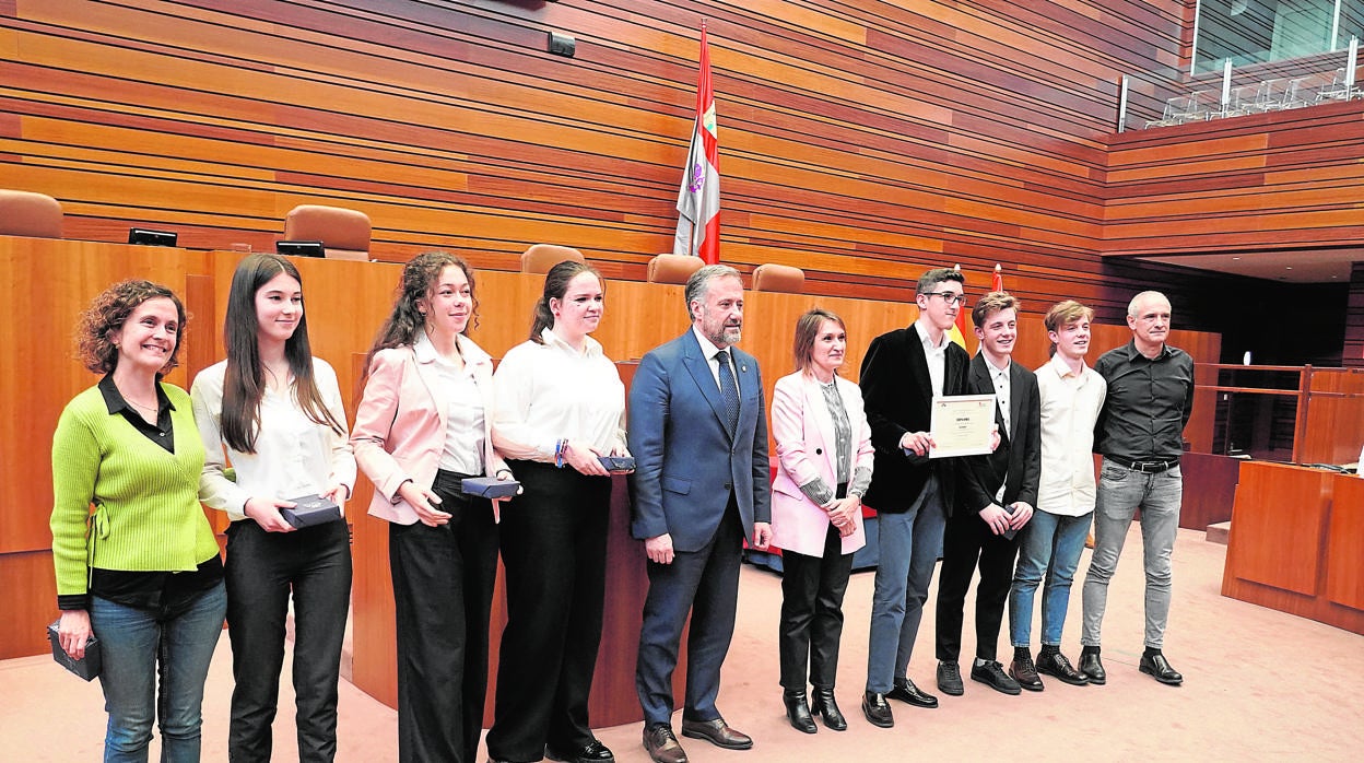 El presidente de las Cortes de Castilla y León y la consejera de Educación, con los ganadores en la Liga de Debate