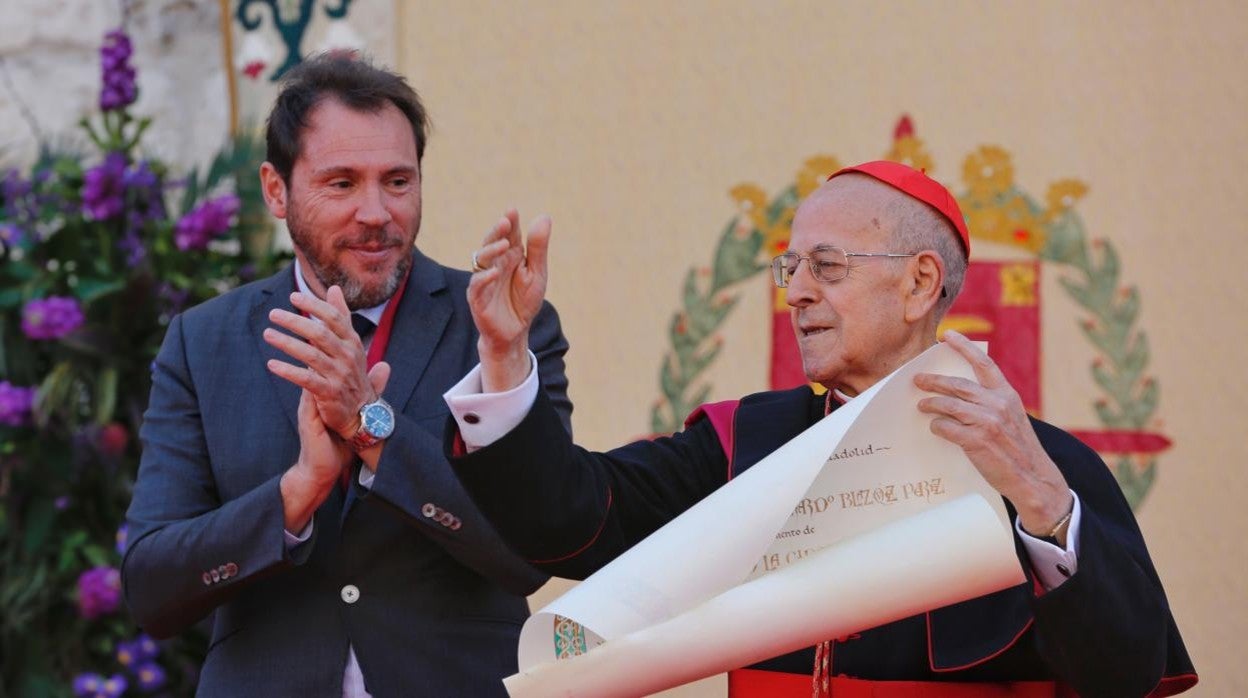 Monseñor Ricardo Blázquez recibe de manos del alcalde, Óscar Puente, el título de Hijo Predilecto de Valladolid