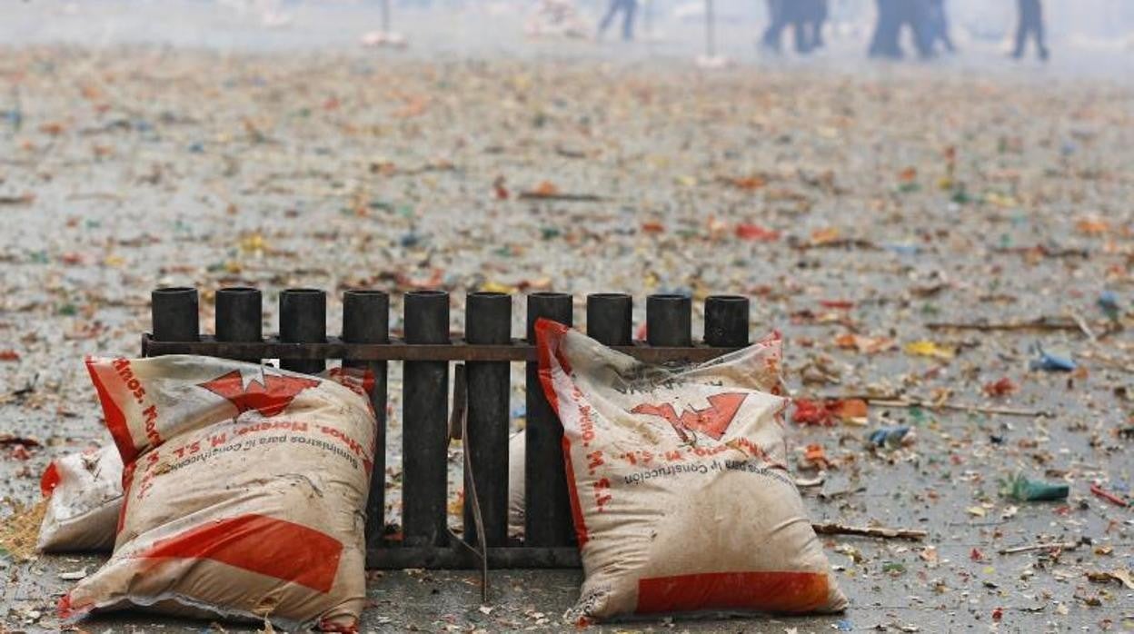 Imagen de archivo durante una mascletà en la plaza del Ayuntamiento de Valencia