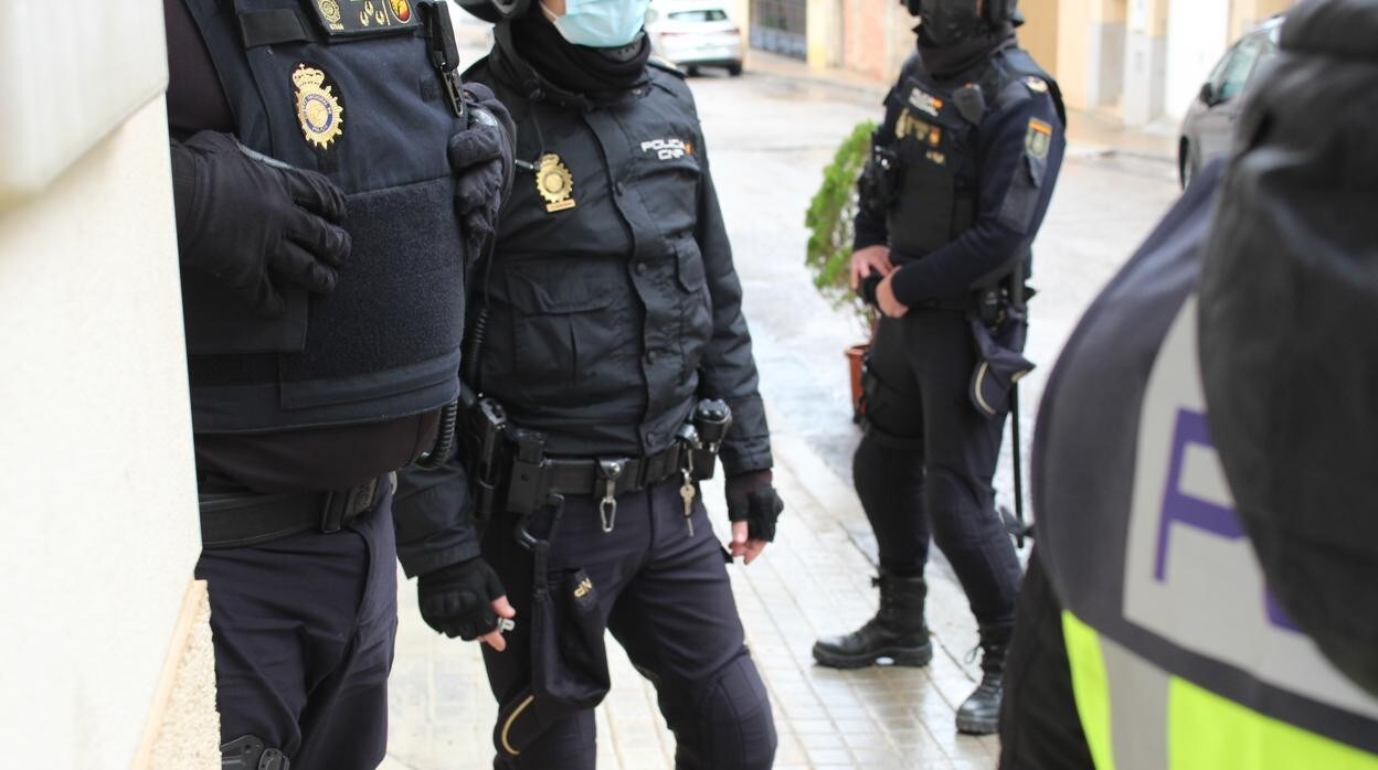 Imagen de recurso de varios agentes de la Policía Nacional en Valencia