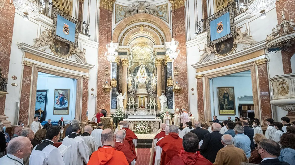 Imagen tomada durante las solemnes Vísperas Pontificales a la Virgen de los Desamparados en Valencia