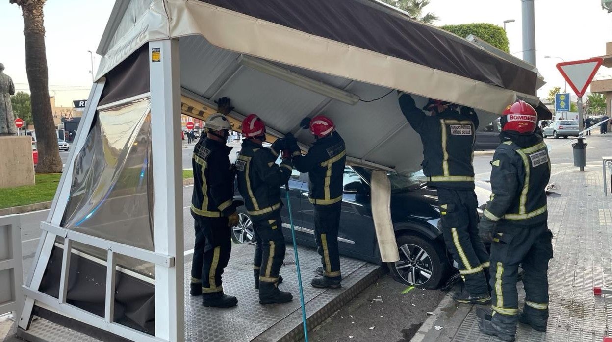 Imagen de la terraza de un bar de Burriana arrollada por un coche