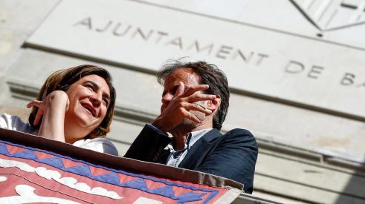 Ada Colau y Jaume Asens asomados al balcón del Ayuntamiento de Barcelona, en una imagen de archivo