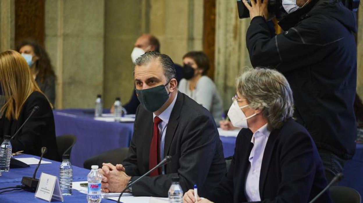 El portavoz de Vox en el Ayuntamiento de Madrid, Javier Ortega Smith, junto a la edil de Recupera Madrid, Marta Higueras, en la plaza de la Villa