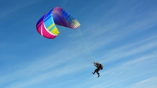 Un hombre cae haciendo parapente en Malagón en una zona de difícil acceso de la que ha sido rescatado