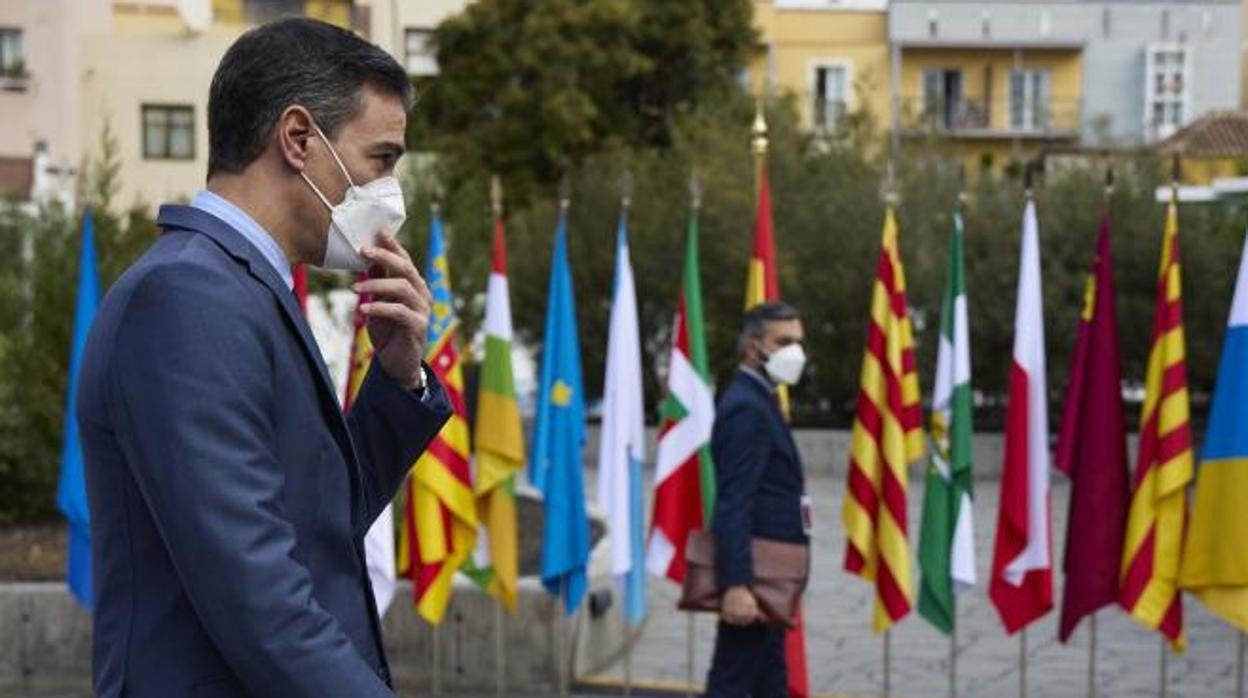 El presidente Pedro Sánchez, ante las banderas regionales, durante la cumbre de presidentes autonómicos celebrada el pasado marzo en la isla de La Palma