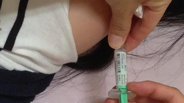 La vacunación frente al papiloma humano cae desde que la campaña salió de los colegios