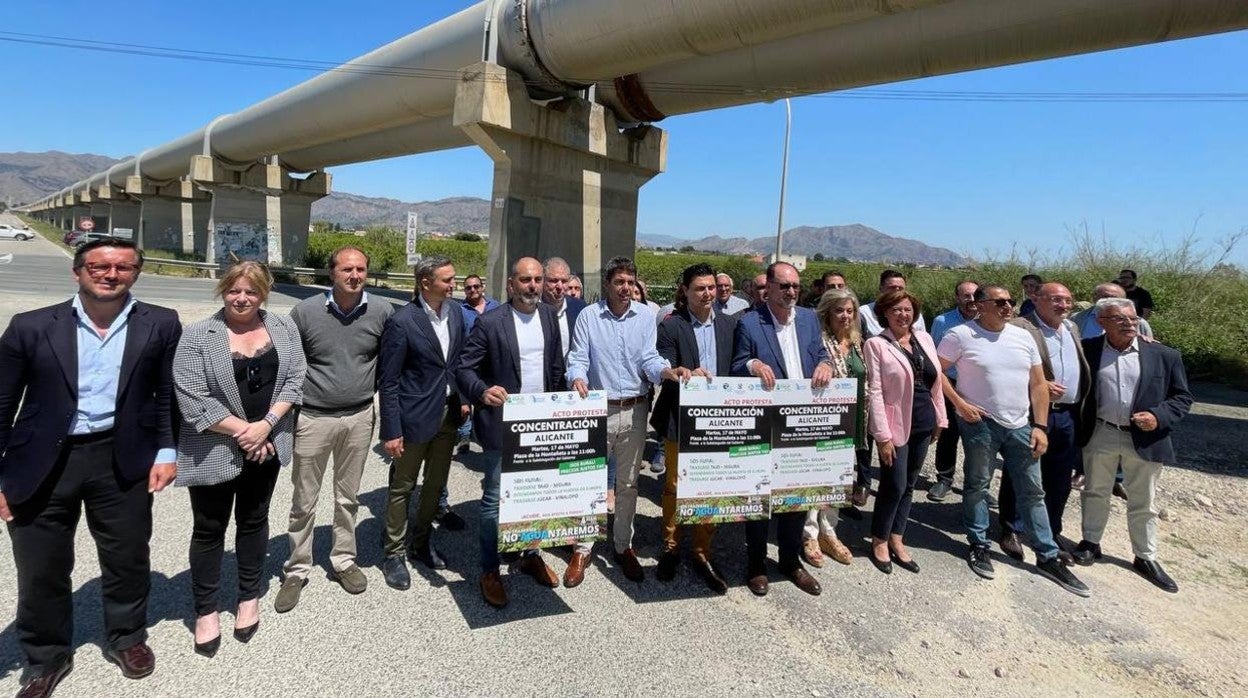 Carlos Mazón y otros representantes del PPCV, con agricultores en Orihuela este lunes, junto a conducciones del trasvase Tajo-Segura