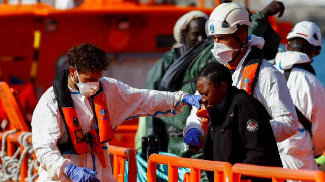 Rescate de migrantes en el muelle de Arguineguín el pasado mes de octubre