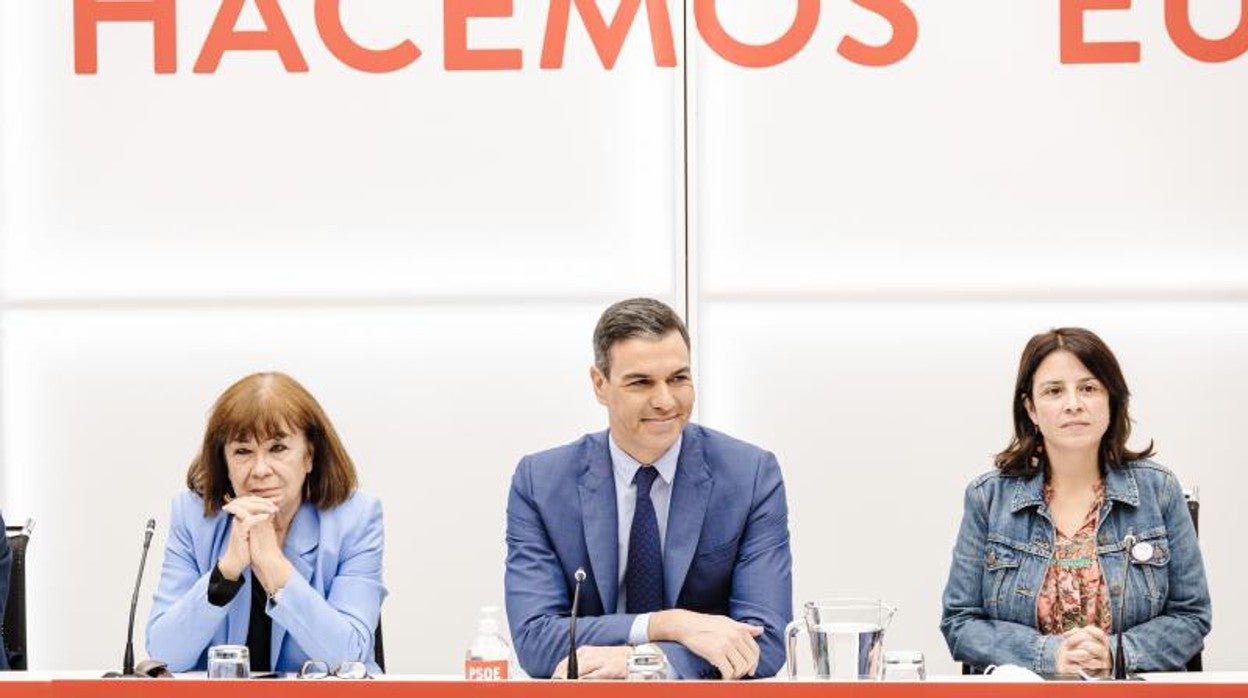 Sánchez, flanqueado por Adriana Lastra y Cristina Narbona, en la reunión de la Ejecutiva Federal del PSOE