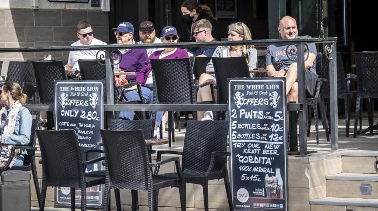 Turistas en una terraza de Benidorm