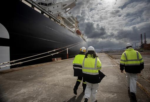 El muelle de Reganosa, en Murgados (Galicia)