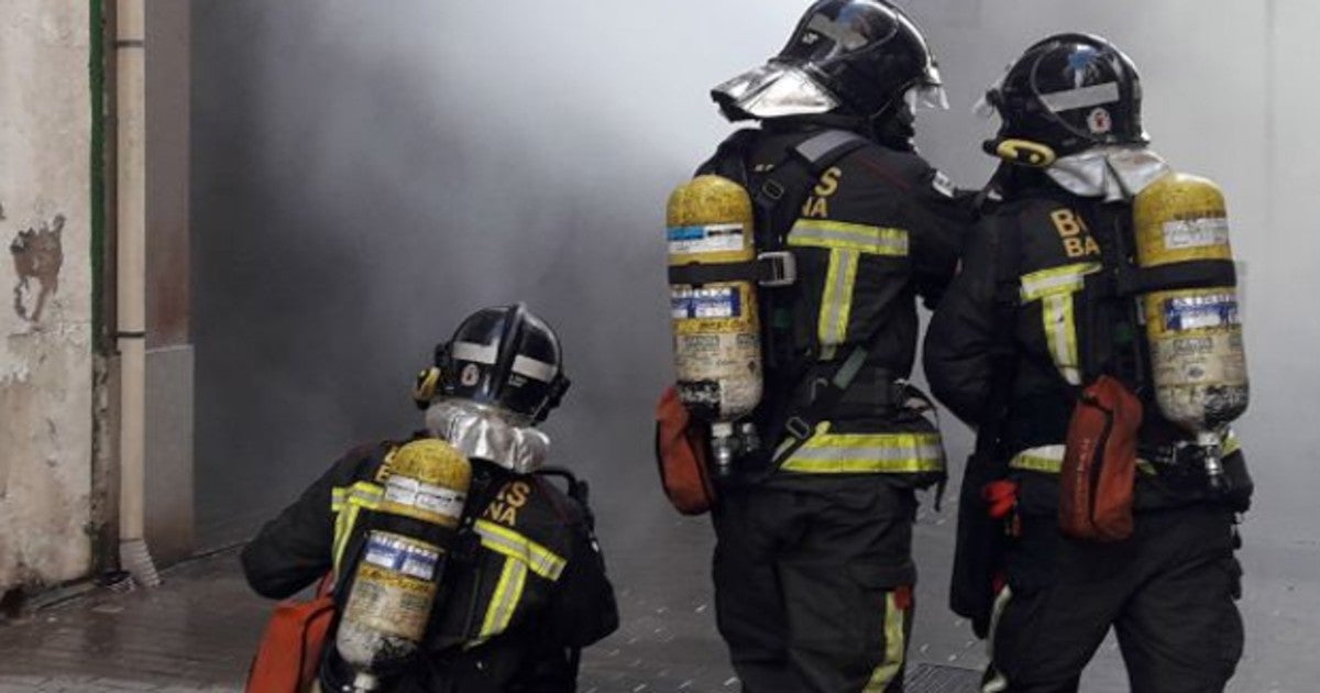 Efectivos de los bomberos de Barcelona durante la extinción de un incendio