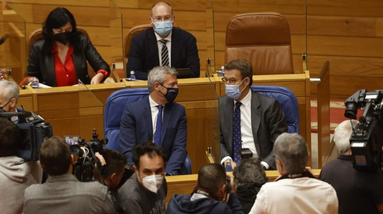 Rueda y Feijóo dialogan instantes antes de iniciarse el debate de investidura