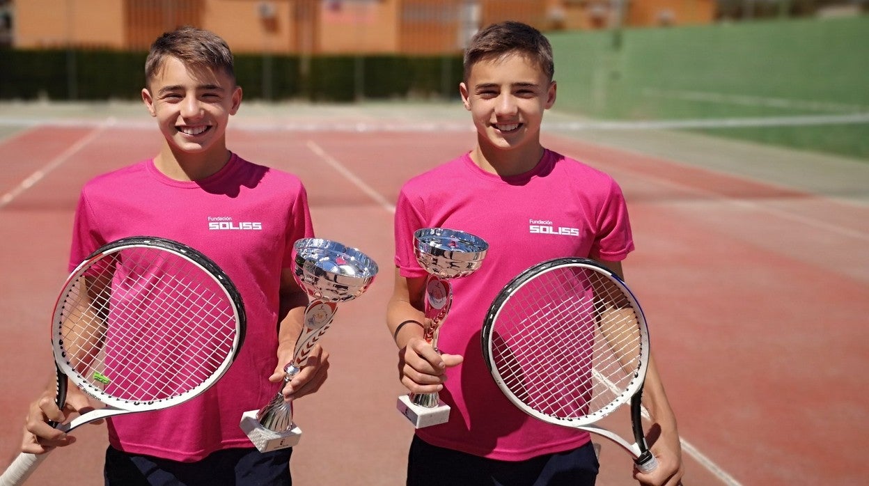 Maxi y Quique Carrascosa posan sonrientes con sus raquetas y los trofeos