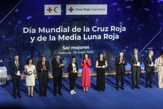 Imagen de la Reina Letizia junto a los condecorados en el acto celebrado este martes en el Oceanogràfic de Valencia