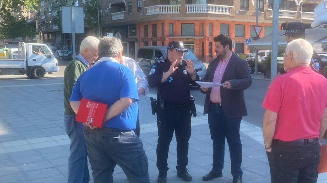 Responsables de la Hermandad y del Ayuntamiento mantienen un encuentro con personal de la Policía Local