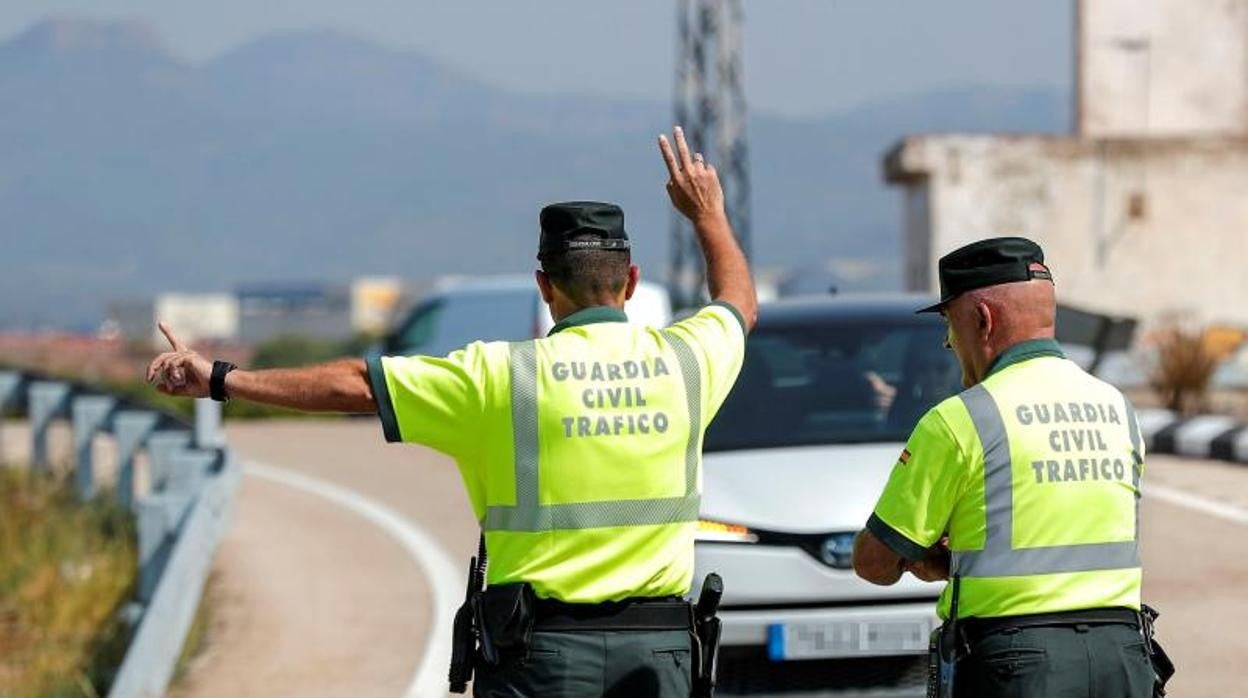 Imagen de recurso de dos agentes de la Guardia Civil durante un control de tráfico