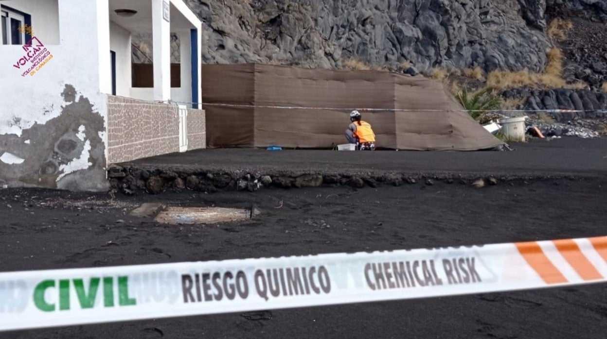 Una cinta advierte del riesgo químico en ciertas zonas afectadas por el volcán