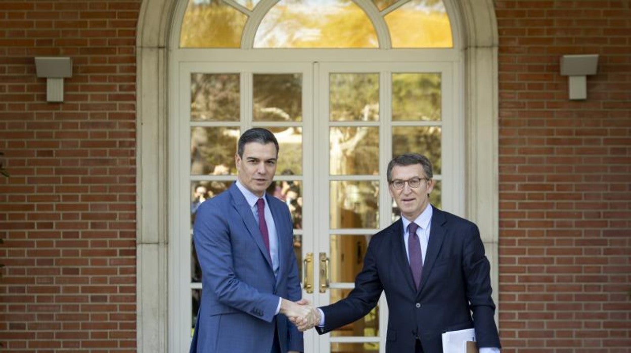 Primer encuentro en el Palacio de La Moncloa del presidente del Gobierno, Pedro Sánchez, y el presidente del Partido Popular, Alberto Núñez Feijóo