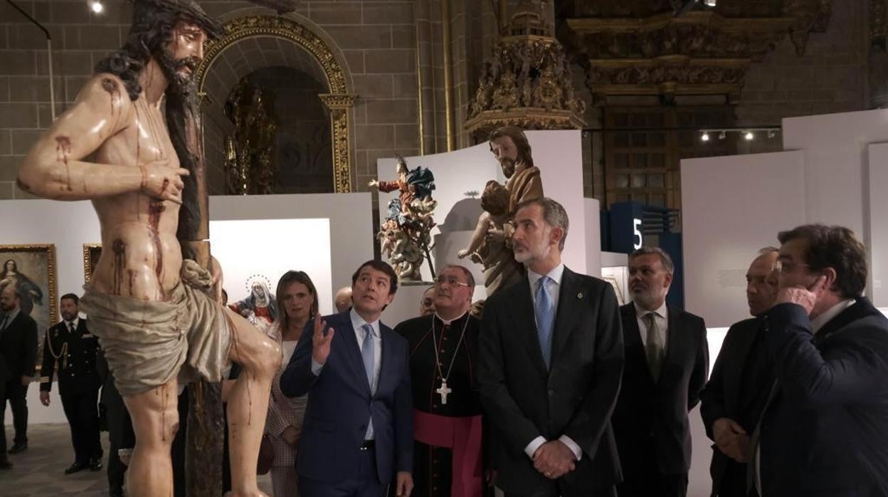 Felipe VI admira una de las tallas pertenecientes a 'Las Edades del Hombre'