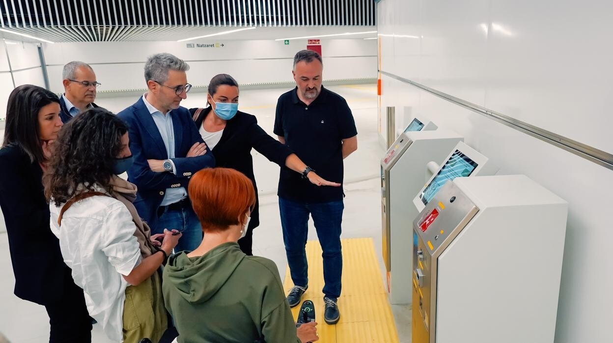 Representantes de la Comisión de Accesibilidad en la nueva Línea 10 del Metro de Valencia