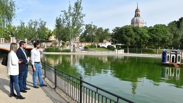 Últimos remates de mejora en el parque de la Alameda, ya preparado para San Isidro