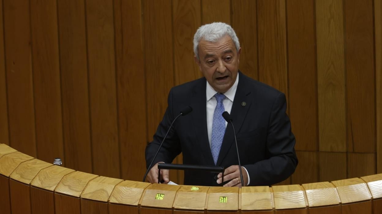 Luis Álvarez, portavoz del Grupo Socialista en el Parlamento gallego, este jueves en la sesión de investidura