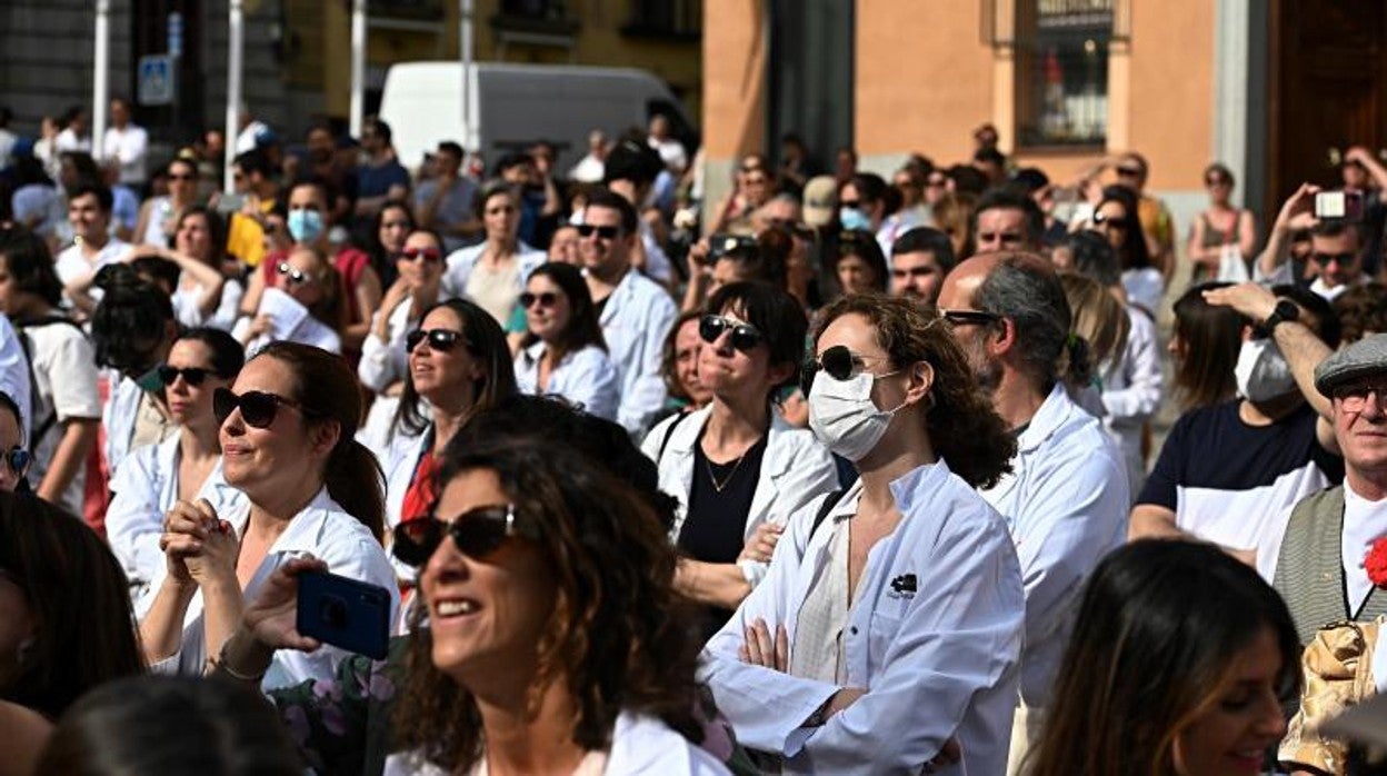Médicos en huelga siguen el pregón de San Isidro leído este jueves por Antonio Resines EFE