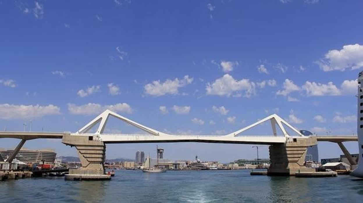 El puente de Europa en el puerto de Barcelona